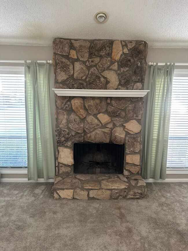 Building Photo - Great 2 Bedroom Condo with Dedicated Parki...