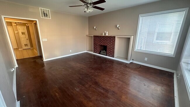 Enorme sala de estar - 7948 S Drexel Ave