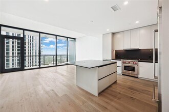 Building Photo - 610 Davis St