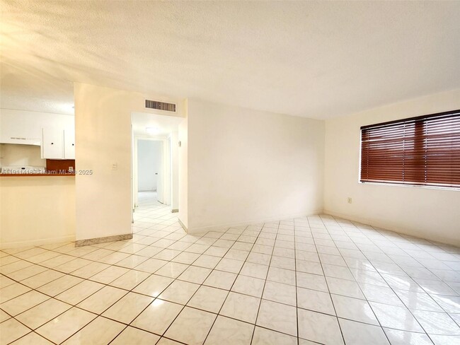 Foto del edificio - 1225 NE 124th St