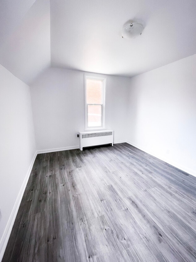 Photo du bâtiment - Cozy Two-Bedroom In Downtown Kitchener $1695