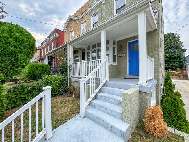 Foto del edificio - 707 Tewkesbury Pl NW