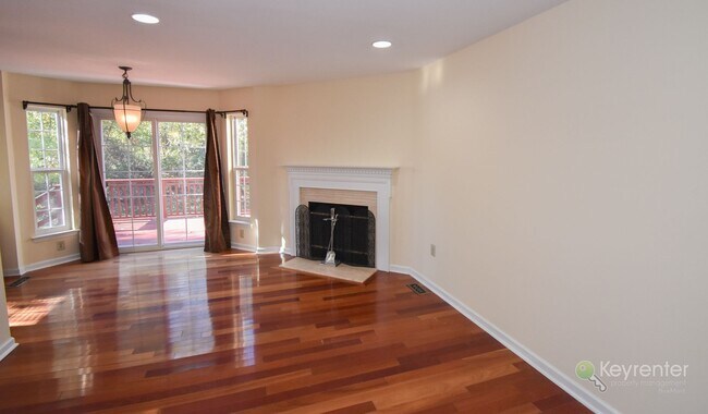 Foto del edificio - End Unit Townhome in Warrington Hunt community with 2 car garage!