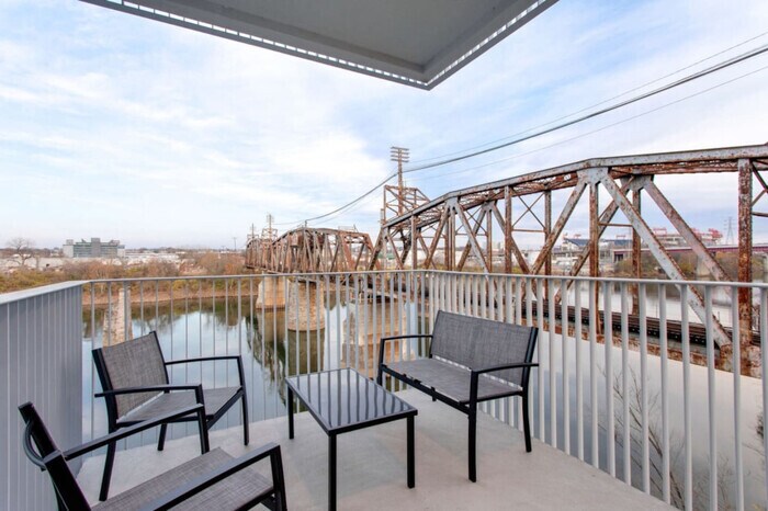 Foto principal - NEW Listing!! River View, Free Parking, El...