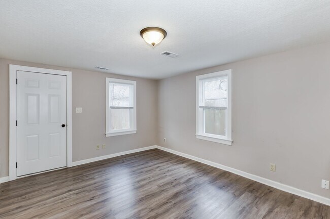 Building Photo - 852 N Belmont Pl