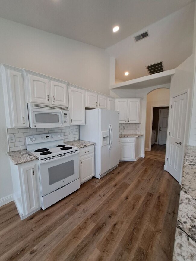 Foto del edificio - Gorgeous Fresno Residence with Premium Fin...