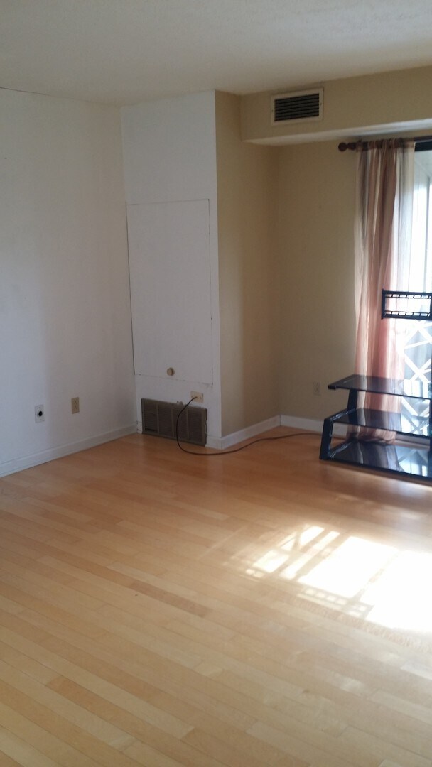 Foto del edificio - 1600 CEDARWOOD DRIVE UNIT #324