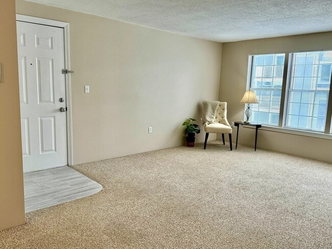 Building Photo - 18 Walden Dr