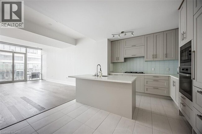 Building Photo - 29 Queens Quay E