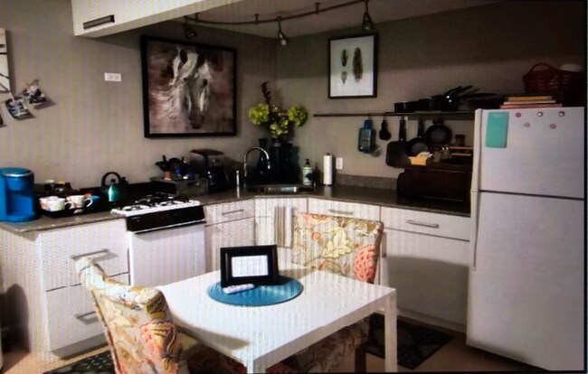 Foto del edificio - 631 N Van Buren Ave