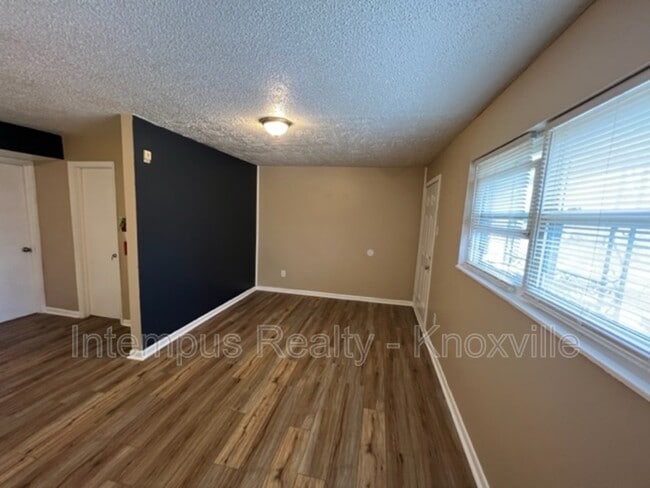 Building Photo - 328 Dahlia Dr