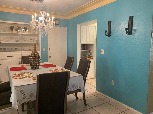 Building Photo - 4 Bedroom 3 Bath Home AVAILABLE JUNE 1st