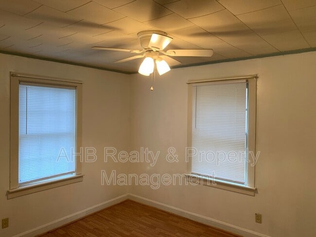 Building Photo - 712 Staley St