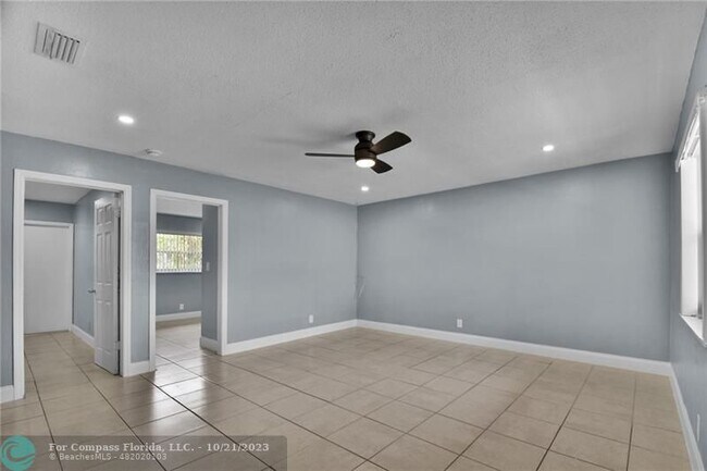 Building Photo - 708 SW 16th Ave