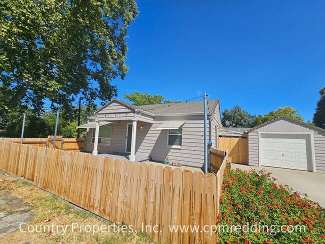 Building Photo - Charming Downtown House with Modern Amenit...
