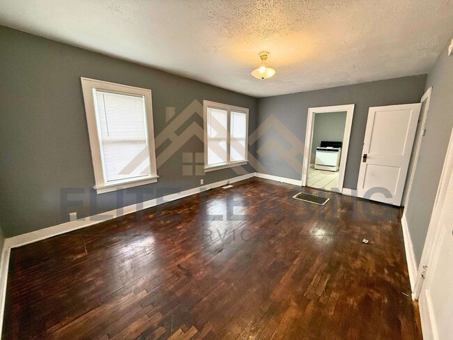 Building Photo - Embrace Comfort in This 2 Bedroom, 1 Bath ...