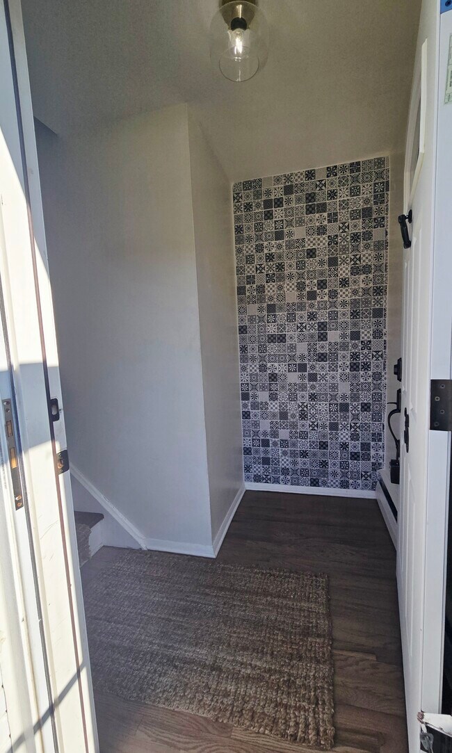 Private Entrance - 364 Westwood Ave