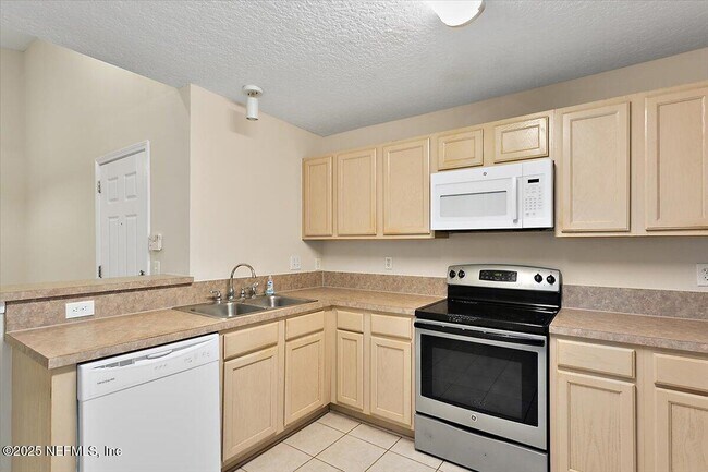 Foto del edificio - 7920 Merrill Rd