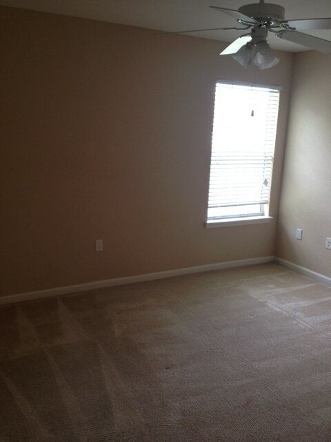 Building Photo - Townhouse for rent in Camelot