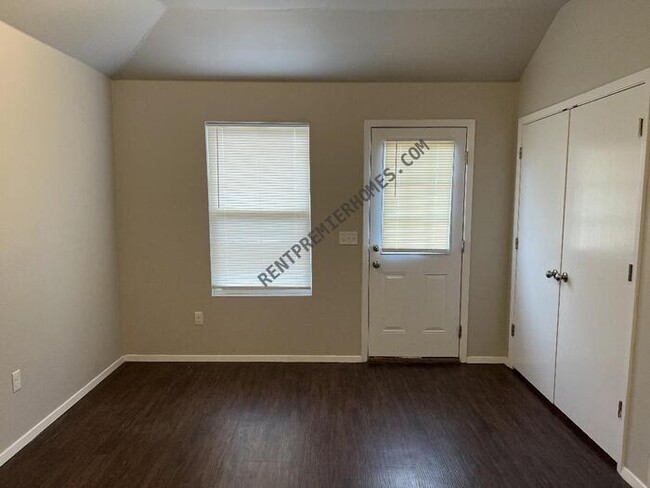 Building Photo - 122 N L Ave
