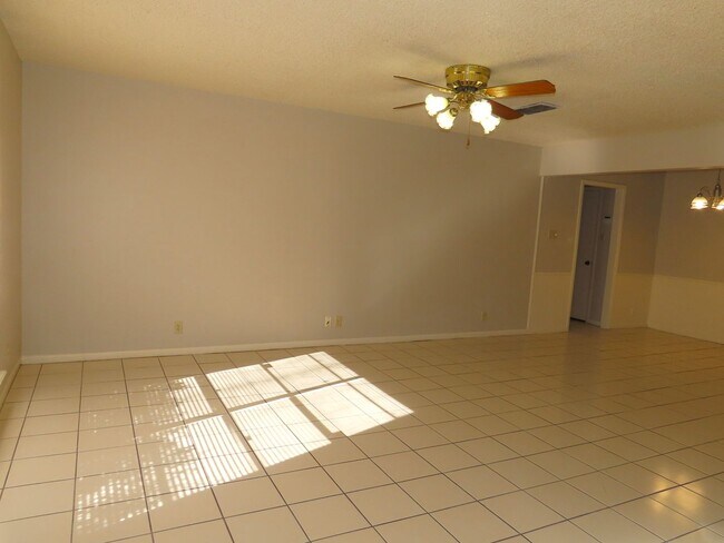 Building Photo - South Tyler! Lovely 3 Bedroom, 2 Bath Duplex