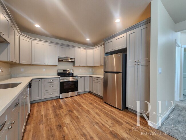 Building Photo - Brand-New 2-Bed, 2-Bath Duplex with Garage...