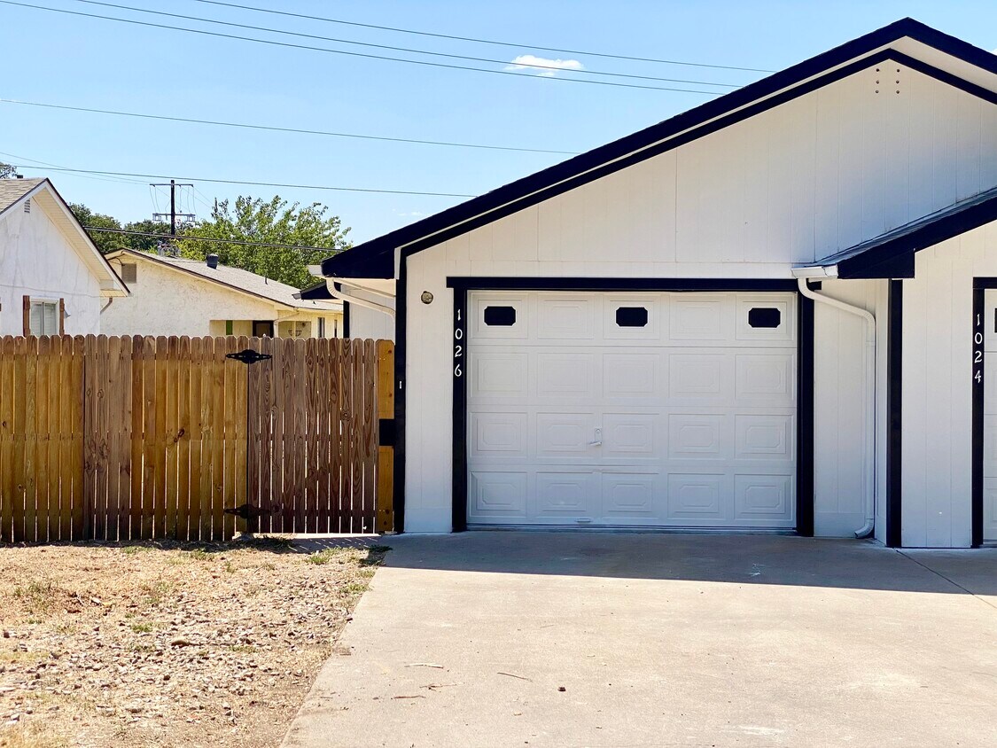 1026 Greg St, Azle, TX 76020 Townhome Rentals in Azle TX