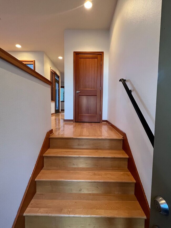 Foto del edificio - AUGUST RENT FREE with LIMITED SHOWINGS AVAILABLE on July 25th! - Gorgeous Townhome Style Condomin...