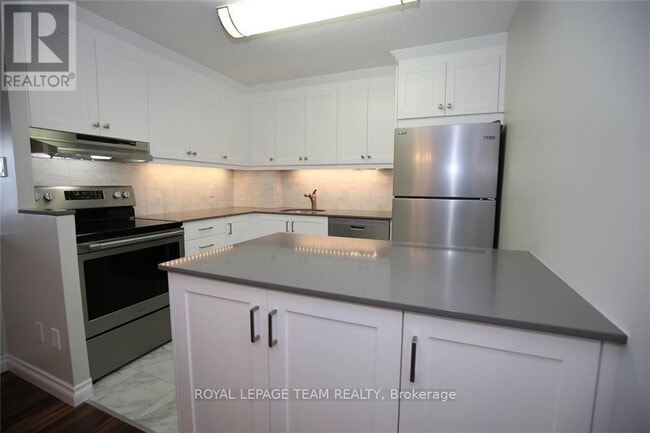 Building Photo - 1100 Ambleside Dr