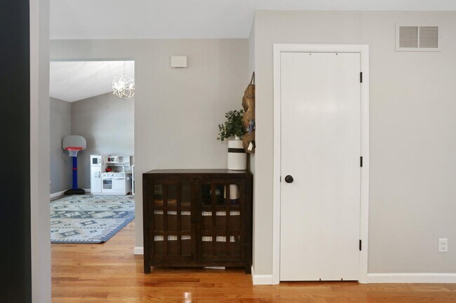 Building Photo - New Rental! 3 Bed, 2 Bath, 2 Car Garage, F...