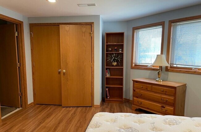 Casa de 4 habitaciones con cama tamaño queen. - 440 N Westfield Rd