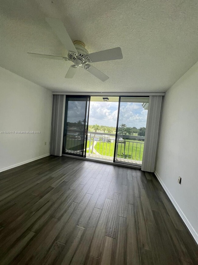 Foto del edificio - 2461 Village Blvd