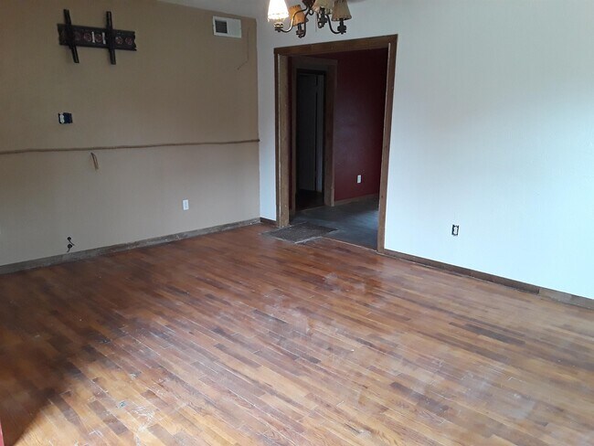 Building Photo - 568 N 9th St