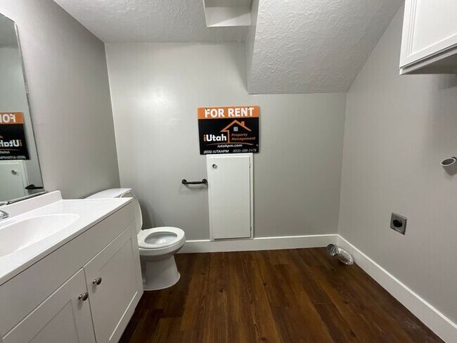 Building Photo - 3 bedroom 1.5 bathroom Duplex