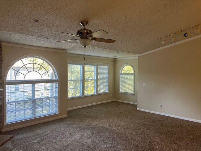 Foto del edificio - Nice condo, top floor, convenient to hospi...