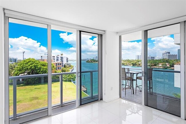 Foto del edificio - 9901 E Bay Harbor Dr