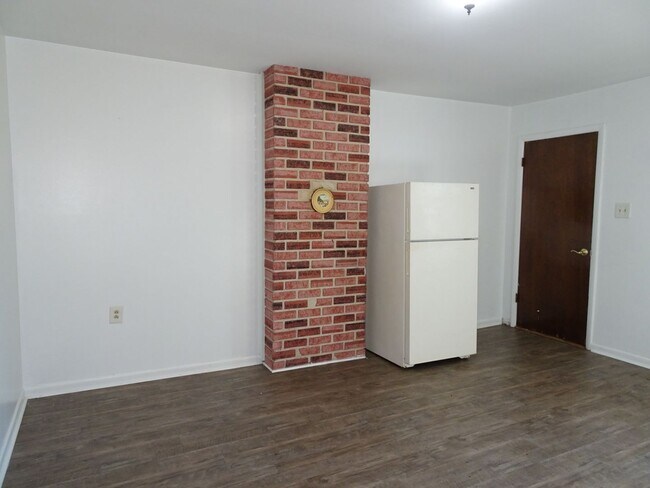 Building Photo - 2 Bedroom 1 Bath Duplex for Rent in James ...
