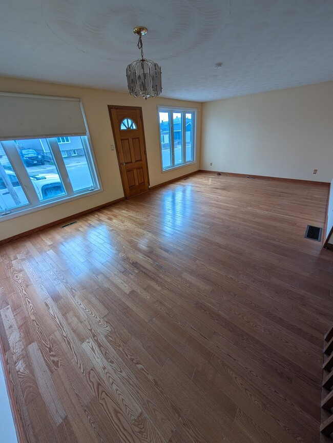 Building Photo - Spacious 3 Bedroom Detached Home – $2,249/...