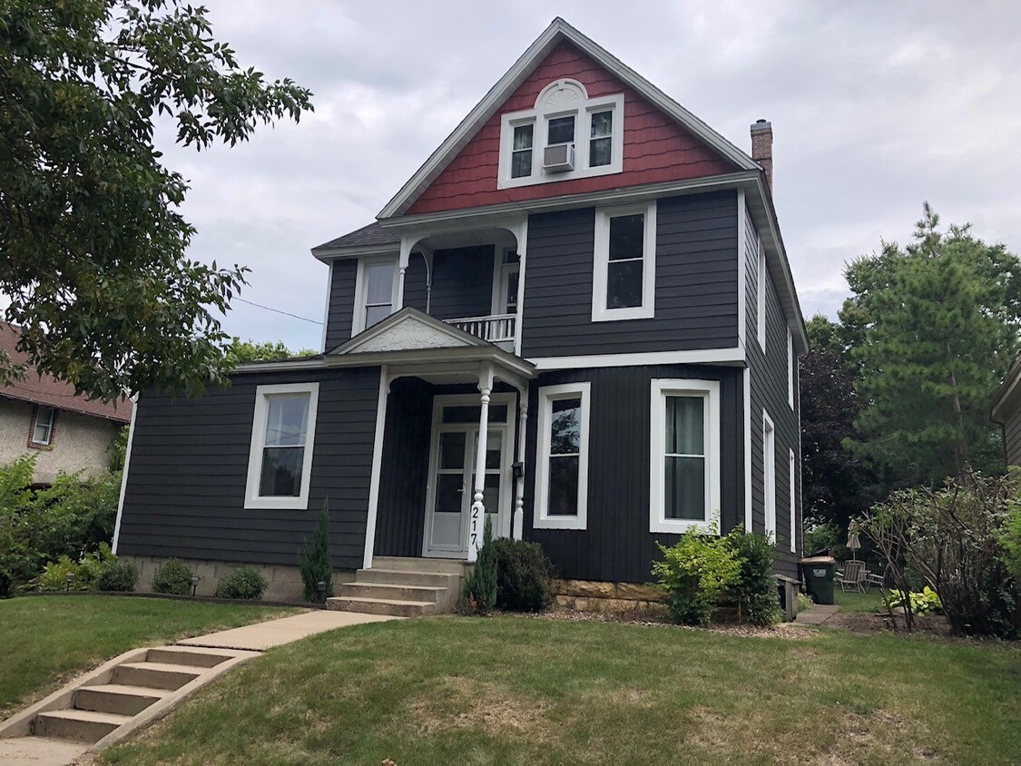 Primary Photo - 217 Center St
