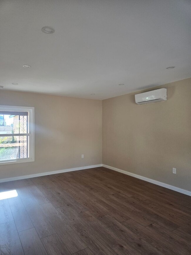 Building Photo - Completely Remodled! Near Riverside Plaza