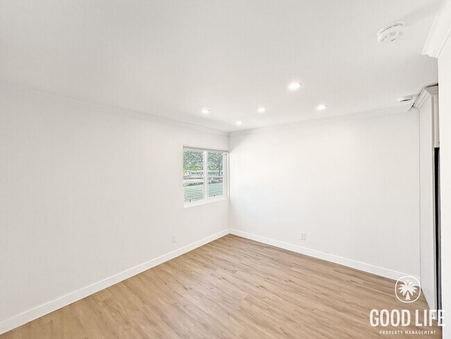 Building Photo - Beautifully Updated 2B 1.5BA Condo w/ Reserved Parking!