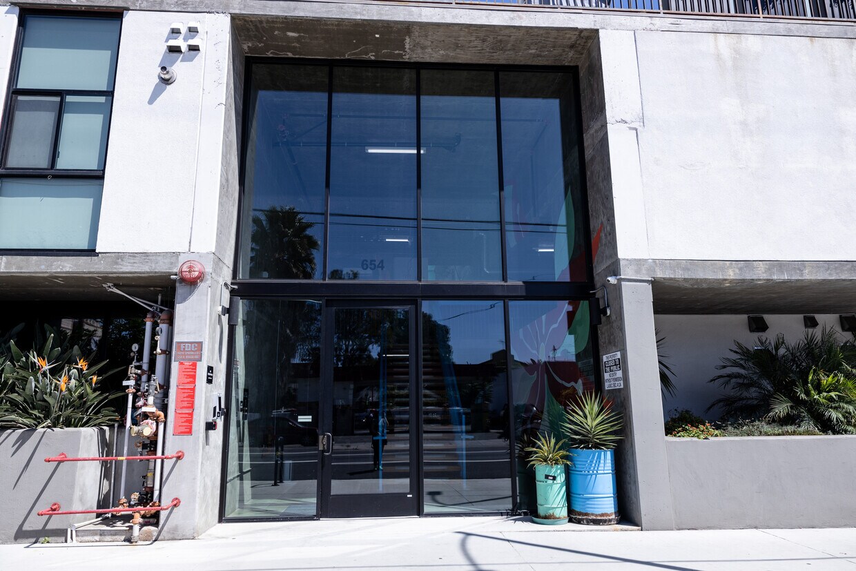Foto principal - 654 N Virgil Ave