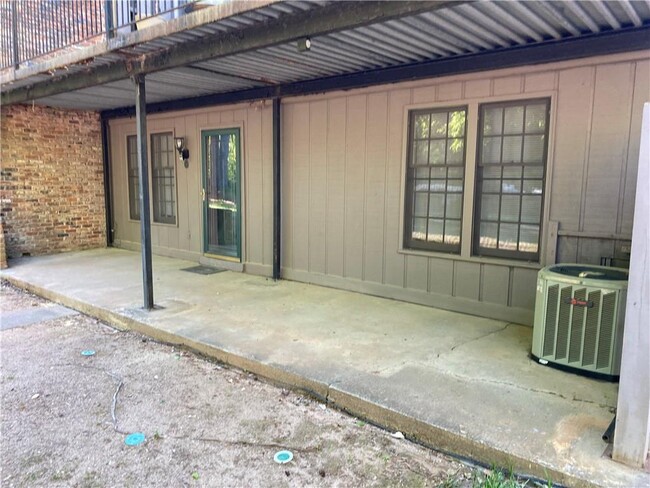 Building Photo - 3085 Colonial Way