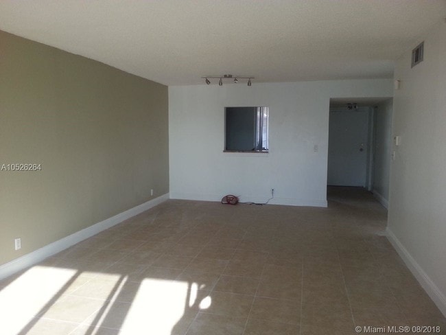Building Photo - 2830 Somerset Dr