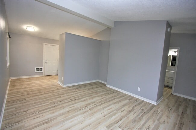 Spacious living room with vaulted ceilings. - 5442 -5448 SE Franklin St