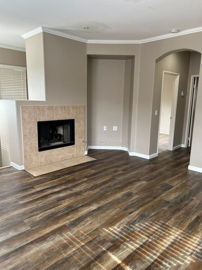 Building Photo - Charming Corner Unit in Oceanside