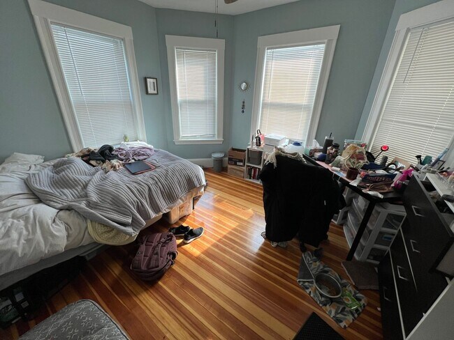 Building Photo - AMAZING 4 BED 2 BATH UNIT!!!!