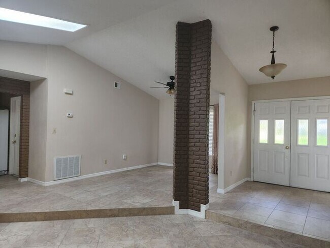 Building Photo - Waterfront home on Lake Hill in Lockhart n...