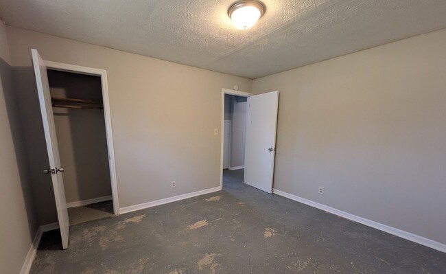 Building Photo - "Cozy 2-Bed, 1-Bath Haven in the Heart of ...