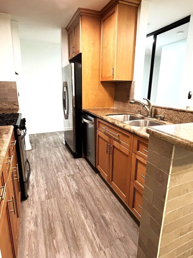 Foto del edificio - CHARMING 1BD/ 1BA AVAILABLE IN MISSION VAL...